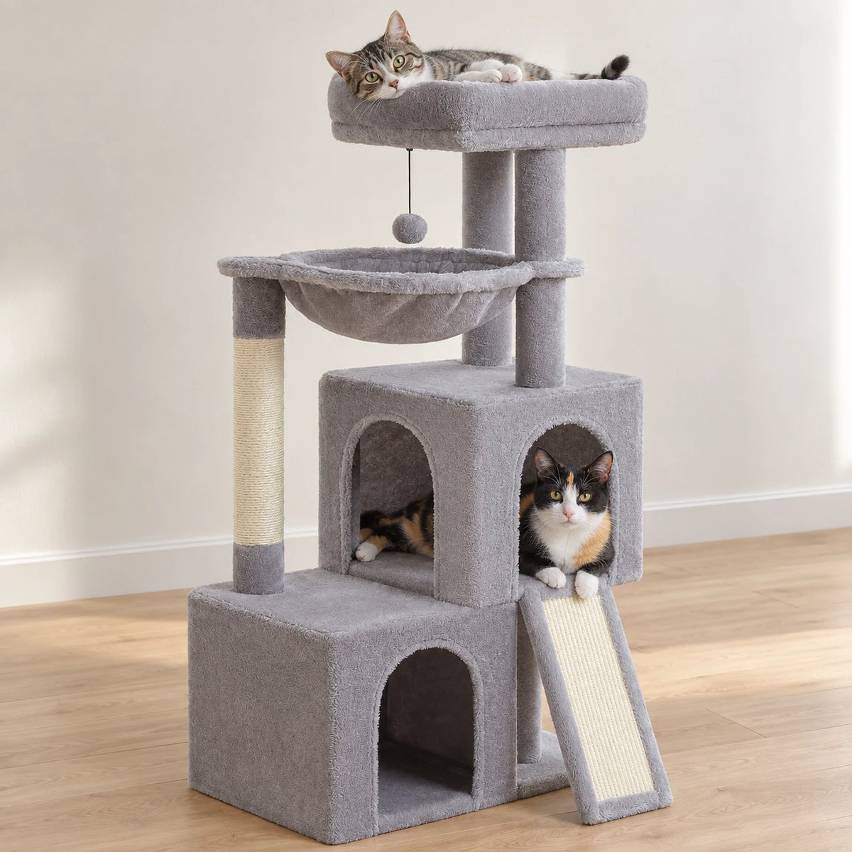 Chat allongé sur le perchoir de l'arbre à Chat pour Chaton