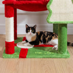 Chat allongé sur le perchoir de l'arbre à Chat Sapin
