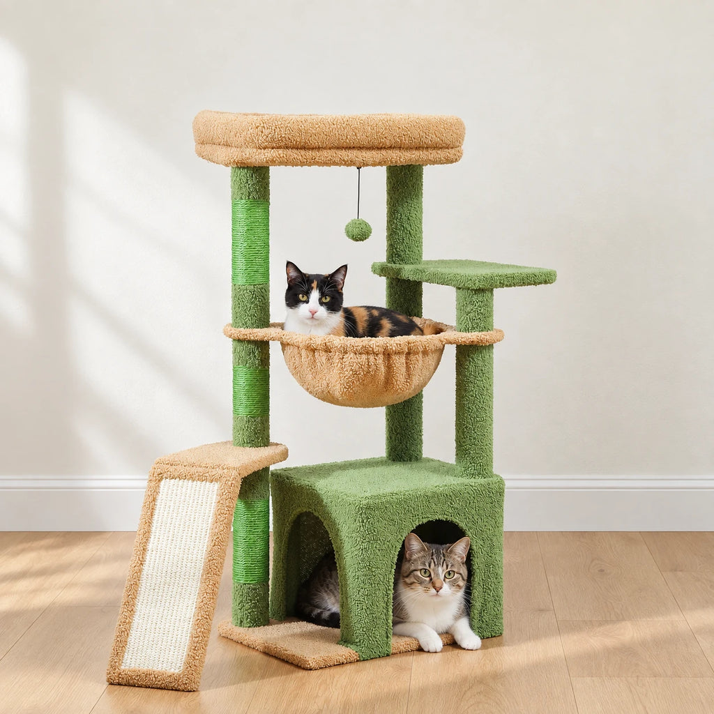 Chat installé dans la niche de l'arbre à Chat Coloré