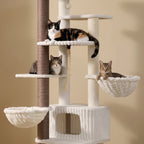 Chat allongé sur le perchoir de l'arbre à Chat Géant