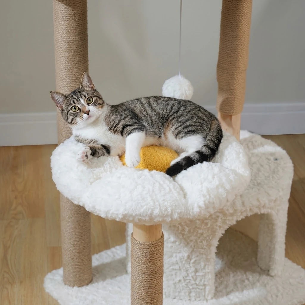 Chat allongé sur le perchoir de l'arbre à Chat Design Scandinave