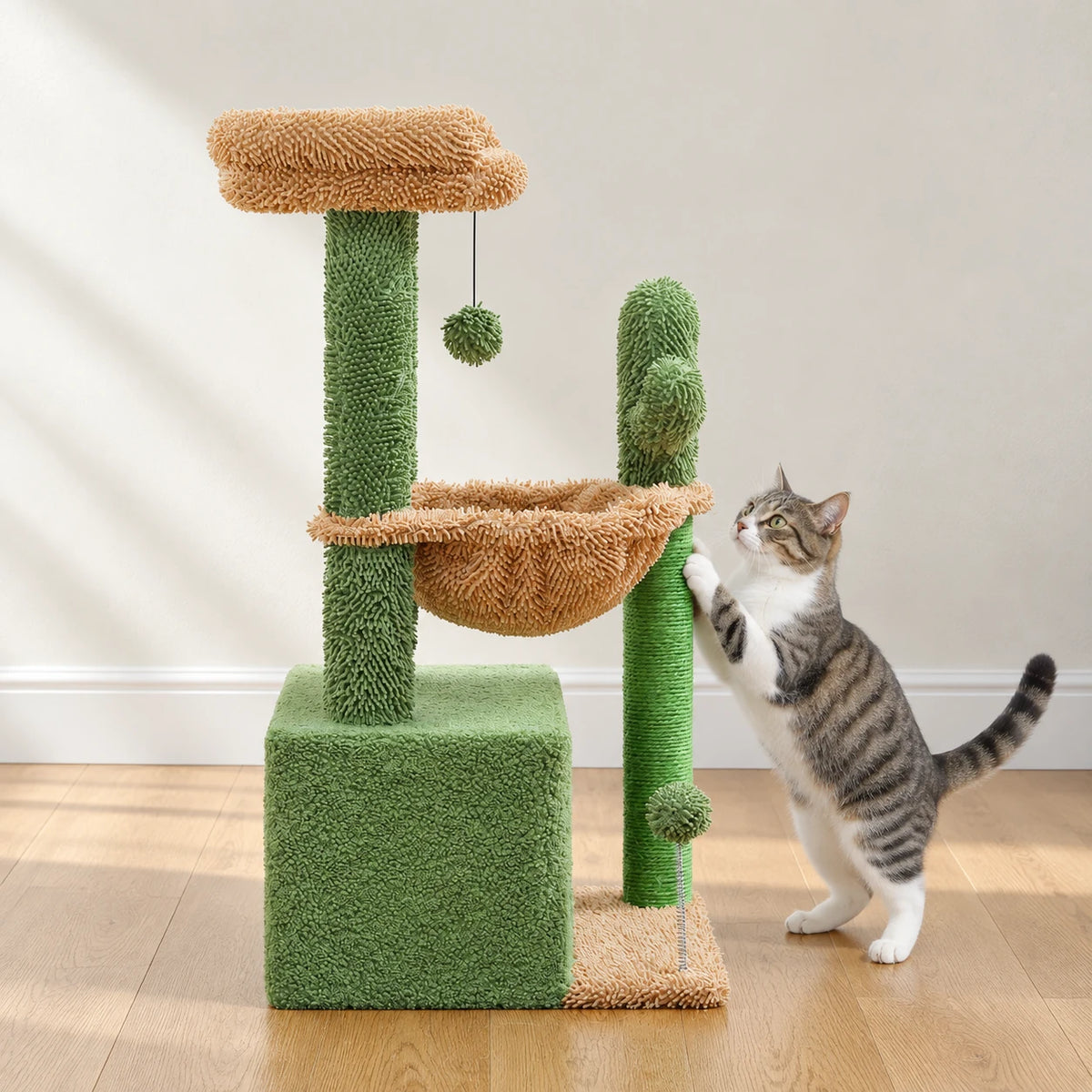 Chat faisant ses griffes sur l'arbre à Chat Vert