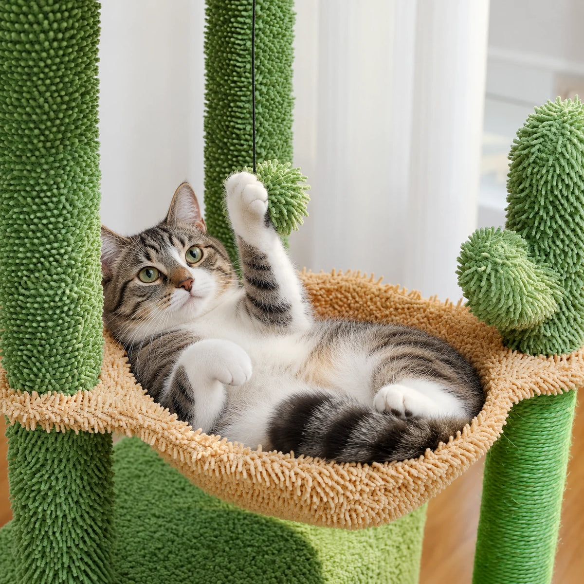 Chat installé dans le panier de l'arbre à Chat Vert