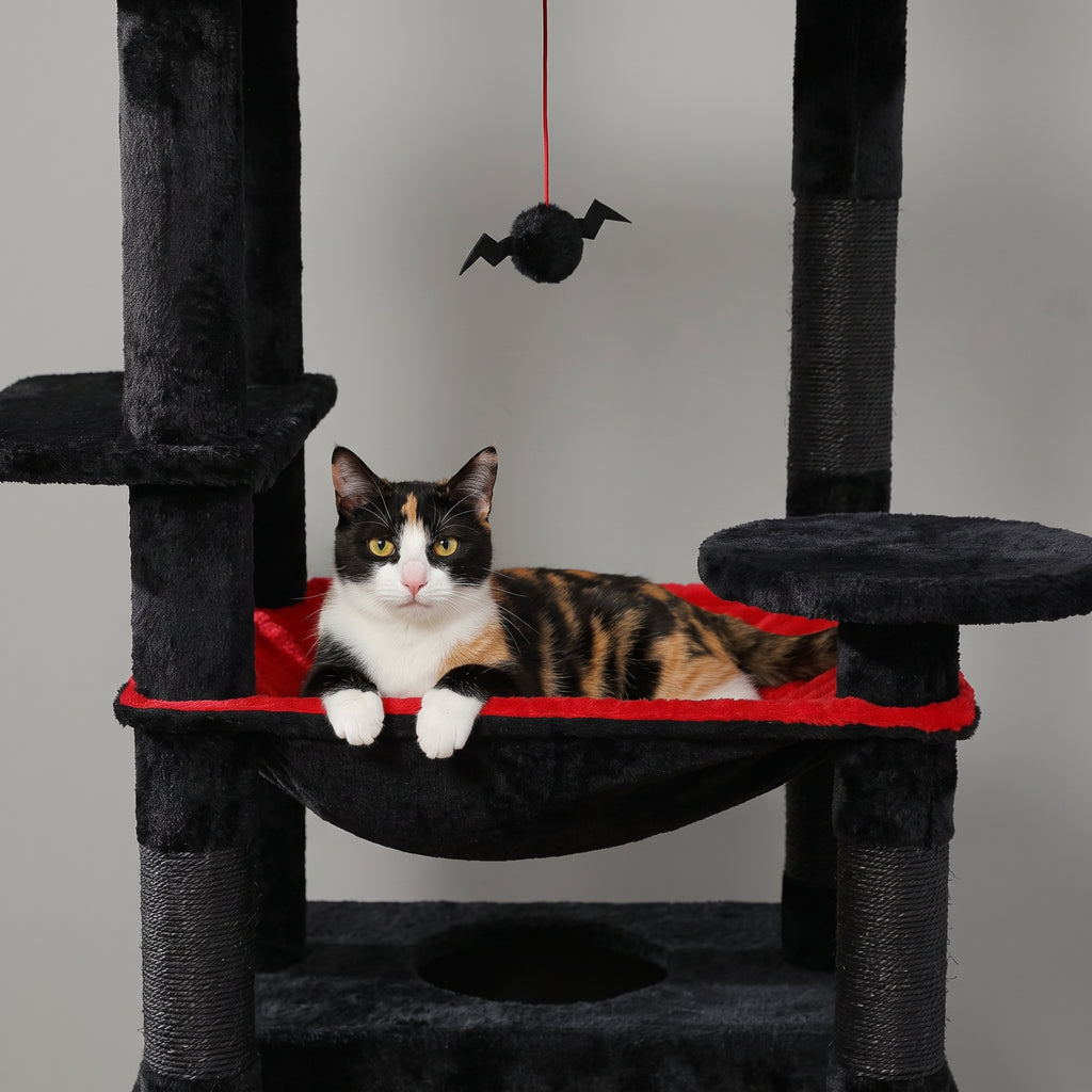 Chat couché dans le hamac du grand arbre à chat halloween