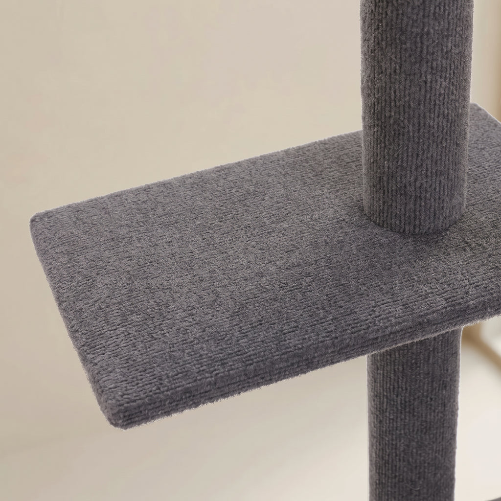 Chat allongé sur le perchoir de l'arbre à Chat Télescopique