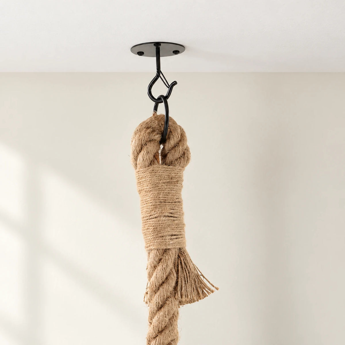 Corde pour chat fixée au plafond par un crochet