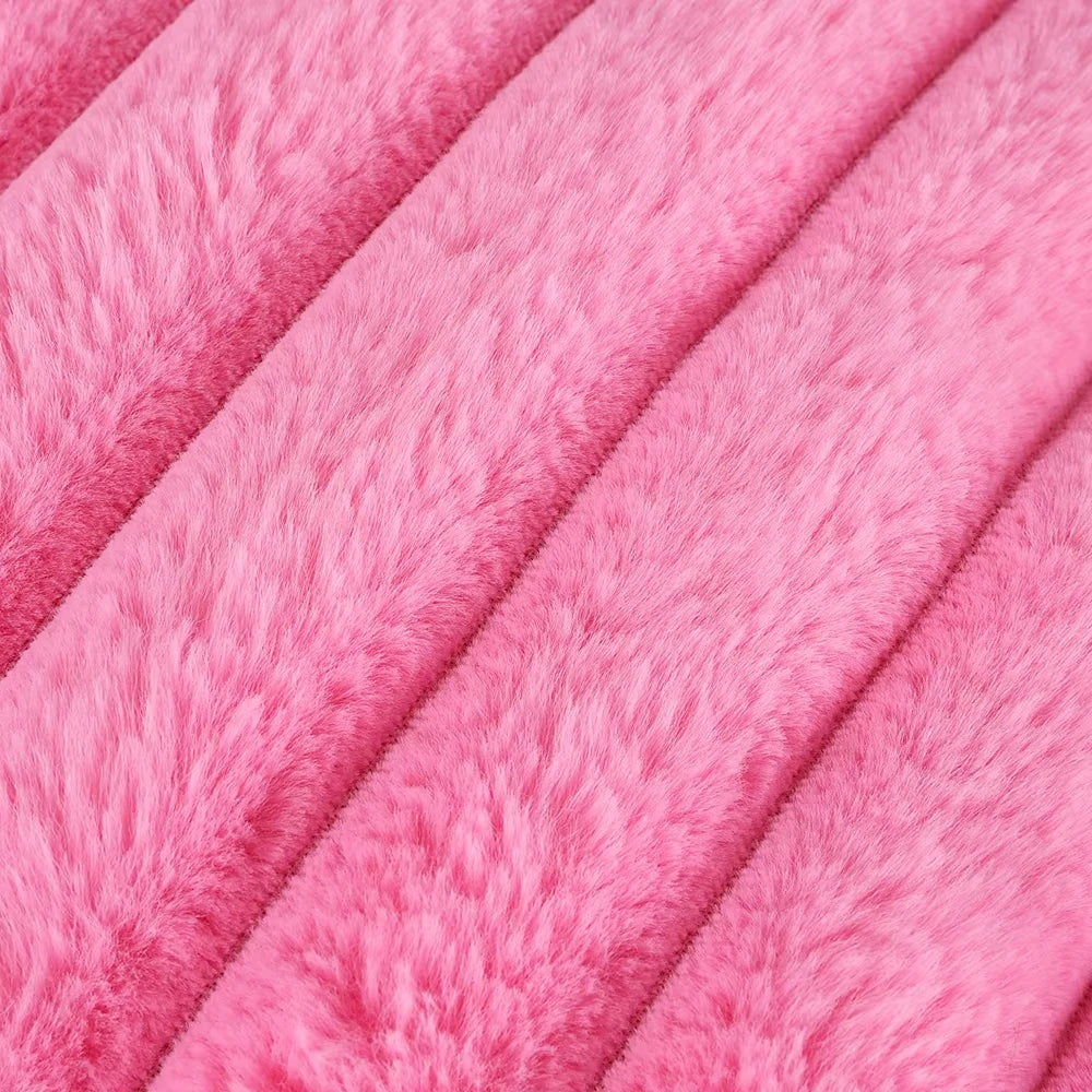 Peluche côtelée rose du panier rond chat en gros plan