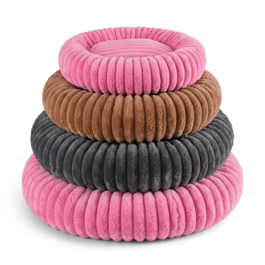 Les quatre tailles du panier rond chat empilées : rose, marron, gris foncé
