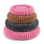 Les quatre tailles du panier rond chat empilées : rose, marron, gris foncé