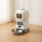 Distributeur de croquettes connecté chat installé dans un salon