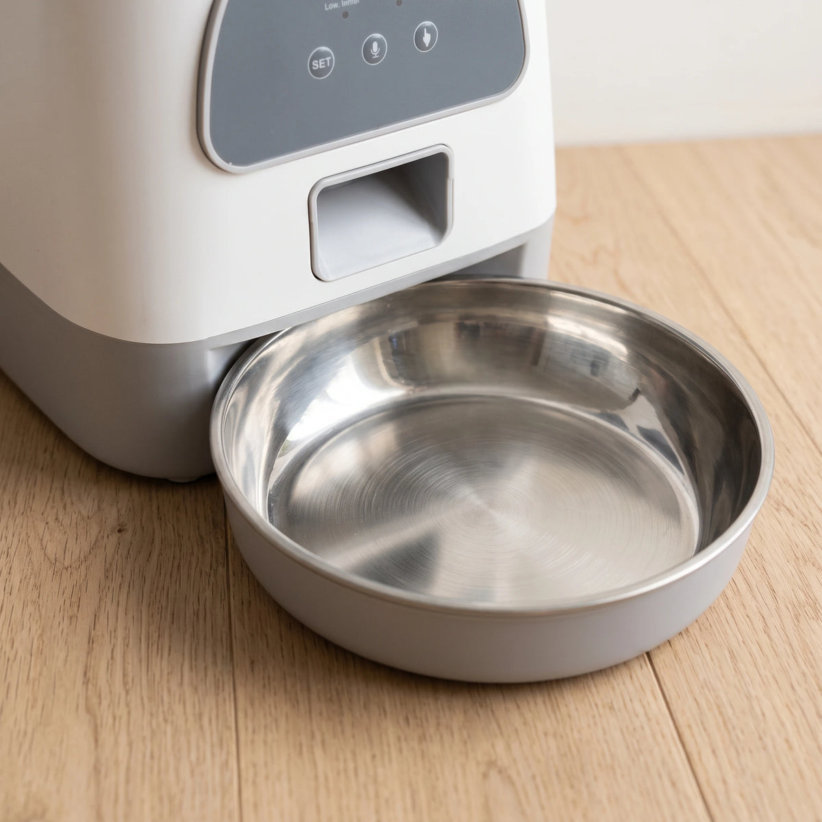Sortie des croquettes et gamelle en inox du distributeur connecté