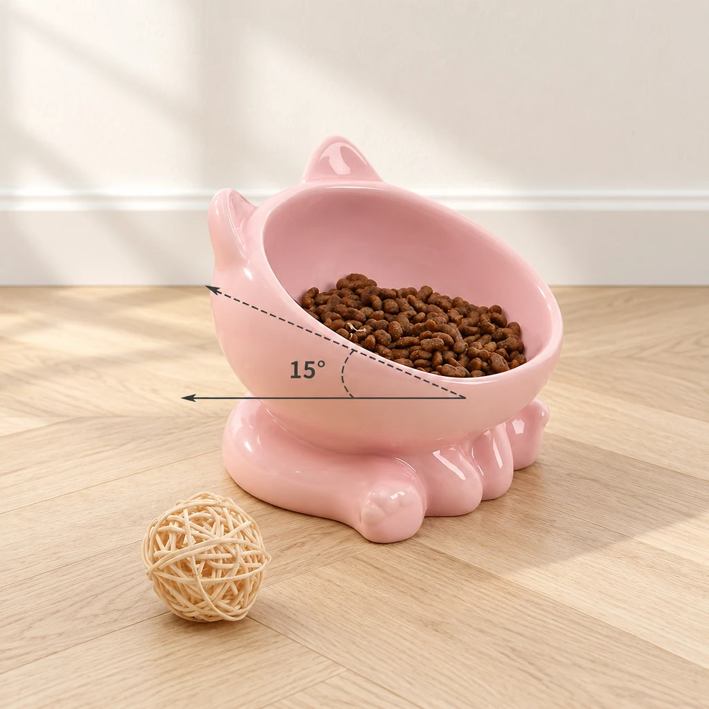 Gamelle chat céramique rose inclinée à 15° remplie de croquettes