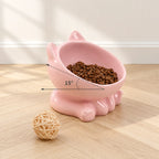 Gamelle chat céramique rose inclinée à 15° remplie de croquettes