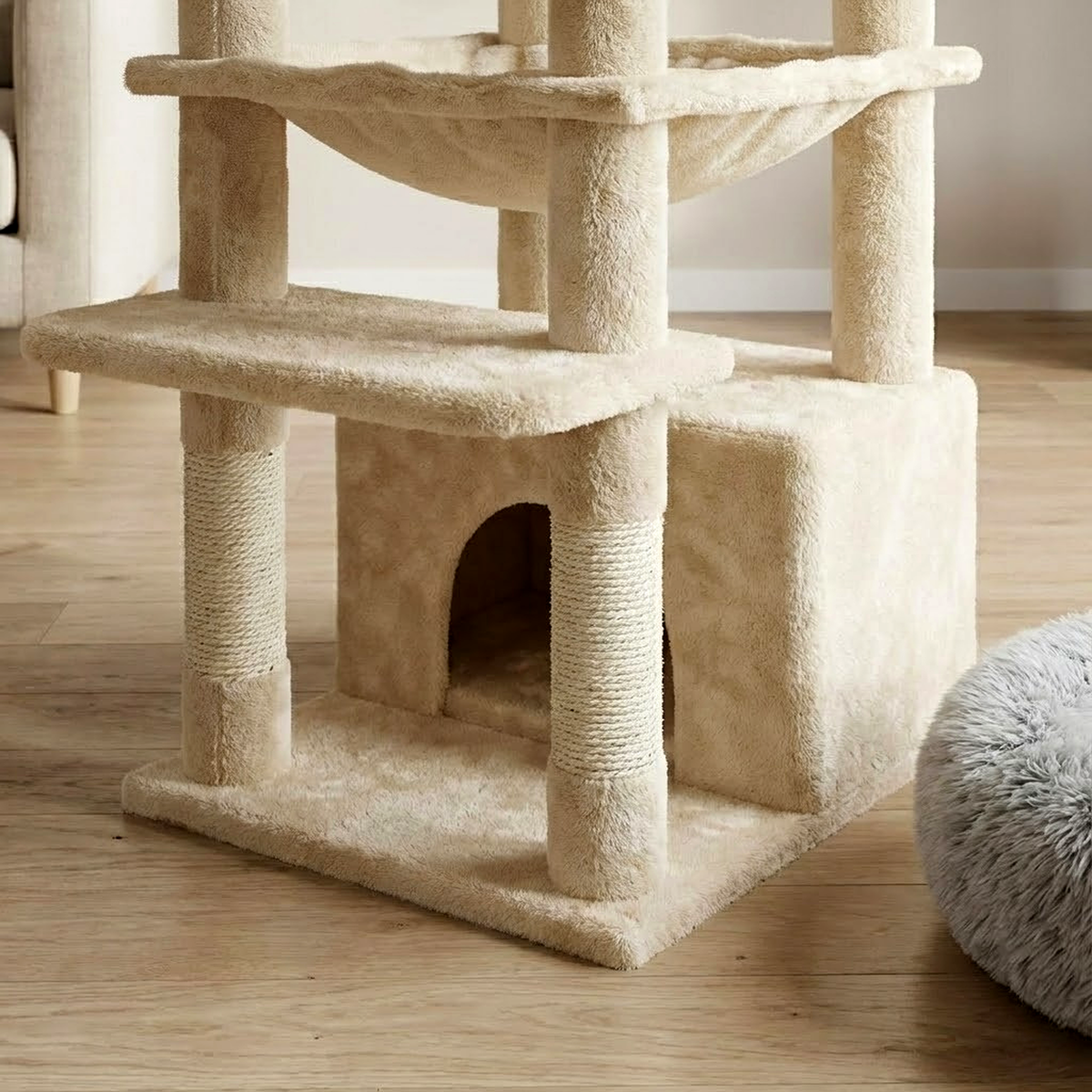 Chat installé dans la niche de l'arbre à Chat pour Gros Chat