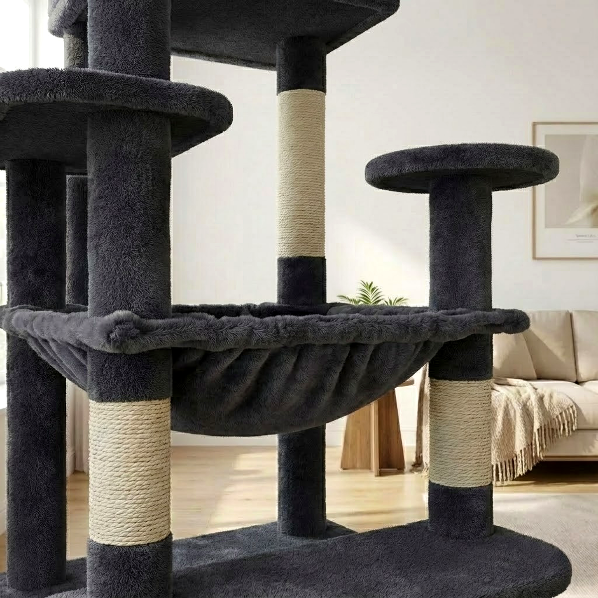 Chat couché dans le hamac de l'arbre à Chat pour Gros Chat