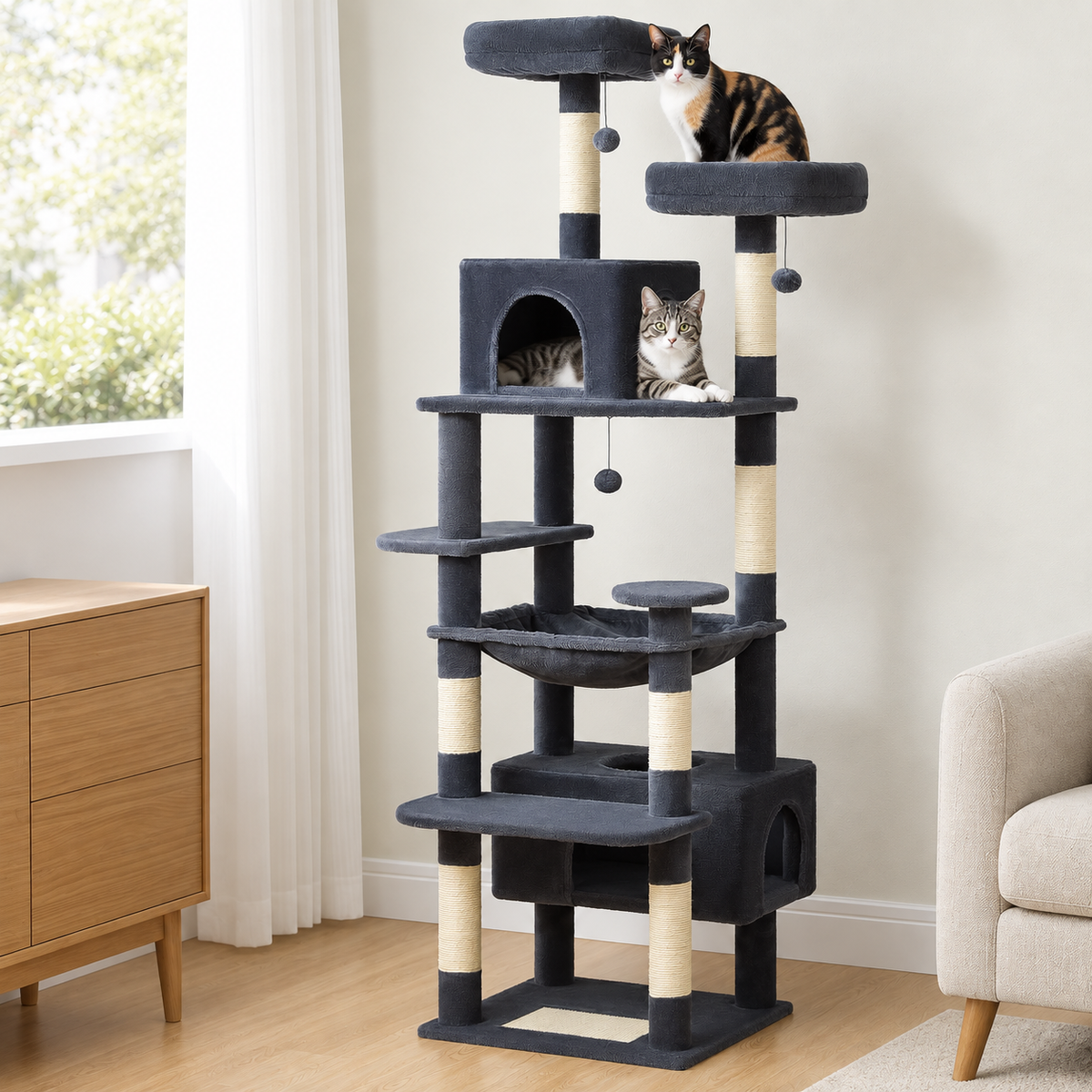 Arbre à Chat Maine Coon installé dans un salon lumineux