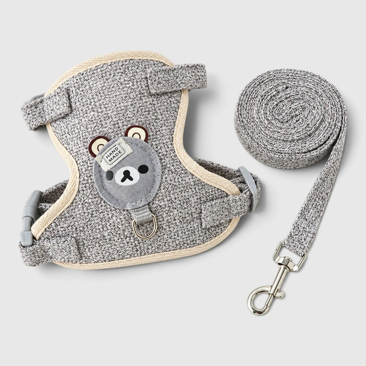 Harnais chaton gris chiné avec écusson d'ourson et laisse assortie