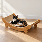 Chat allongé dans le griffoir chat design incurvé