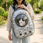Femme portant le sac à dos bulle pour chat argent avec son chat dans un parc